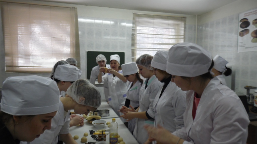Мастер-класс для студентов колледжа по приготовлению хлебобулочных и пряничных изделий Фото 1