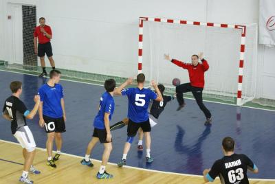 В Саратове спорткомплексе «Юбилейный» состоялось открытие и первые две игры финального этапа всероссийских соревнований по гандболу среди мужских студенческих команд. 