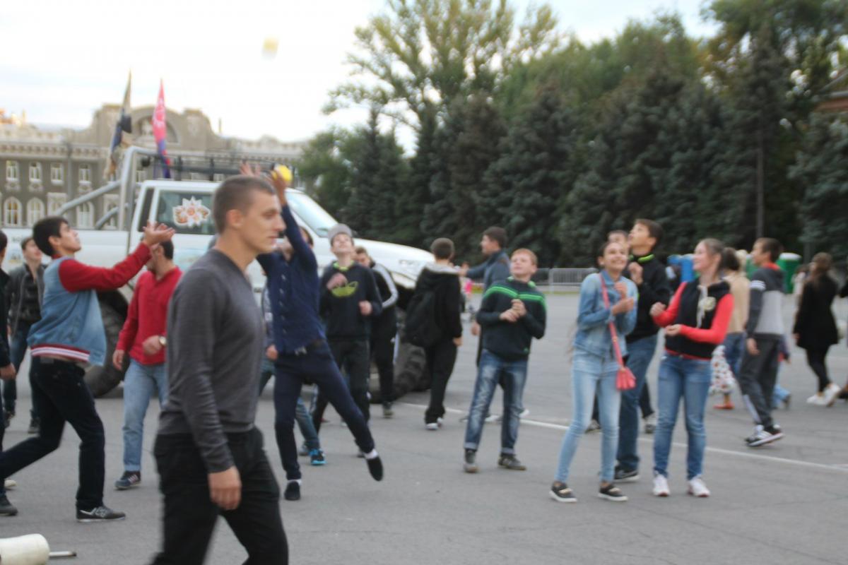Студенты добровольцы приняли участие в проведении Всероссийского дня трезвости на главной площади города. Фото 2