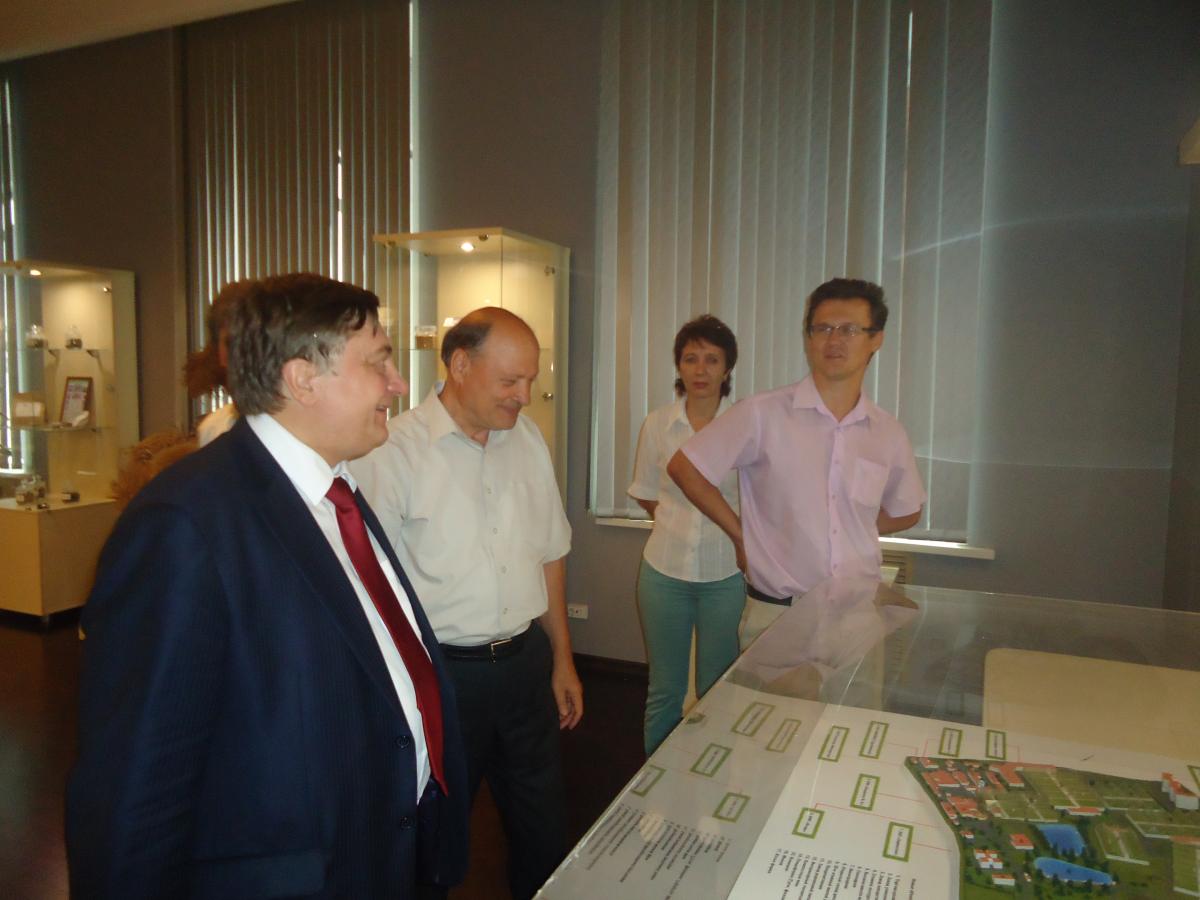 Почётный гость посетил выставочно-инновационный центр УК2 Фото 2