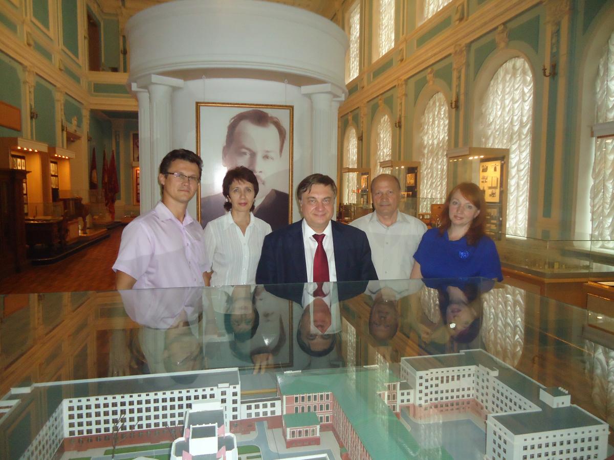 Почётный гость посетил выставочно-инновационный центр УК2