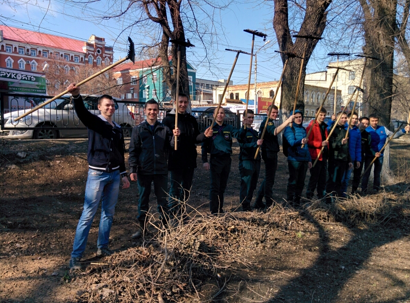 Студенты ФИиП провели субботник на ул Астраханской