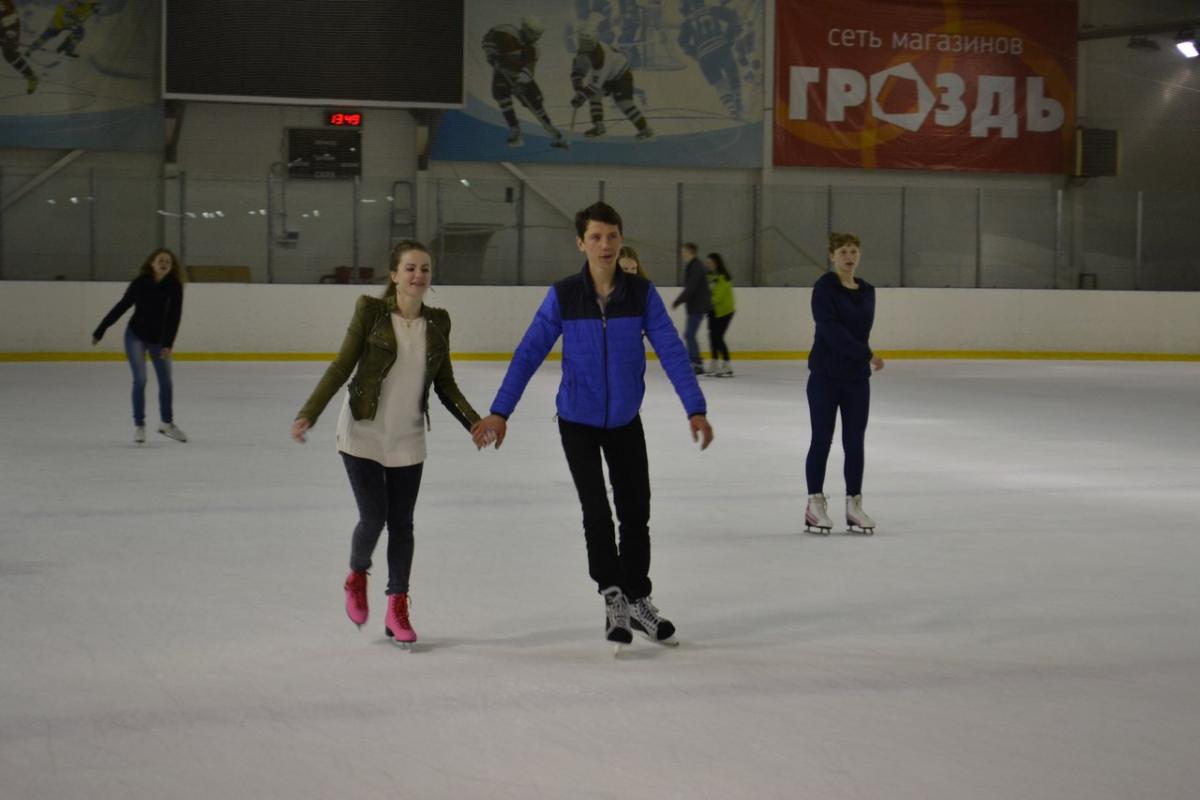 Студенты СГАУ и ФТК покатались на коньках Фото 6