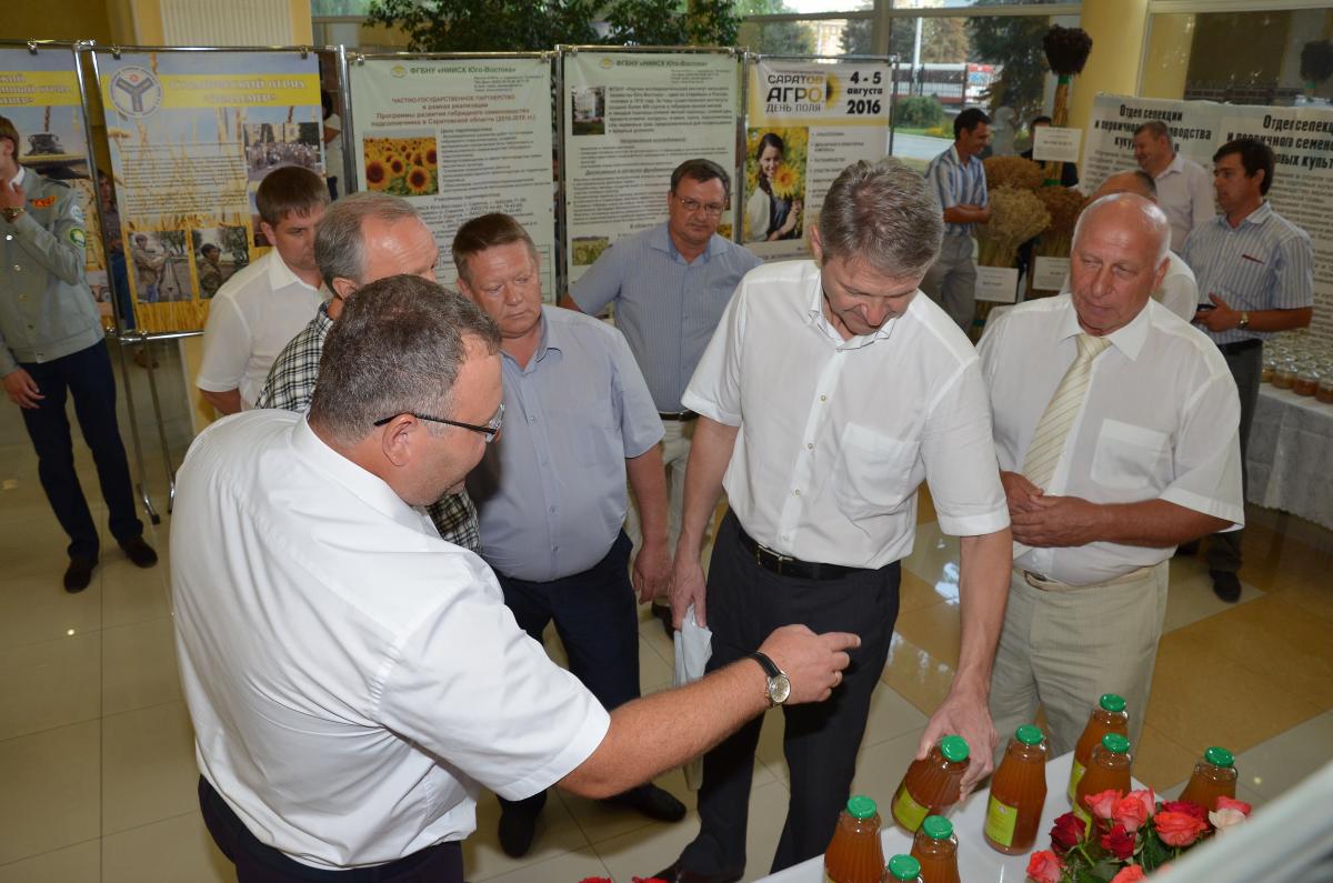 В Правительстве Саратовской области прошла выставка научных и спортивных достижений Фото 6