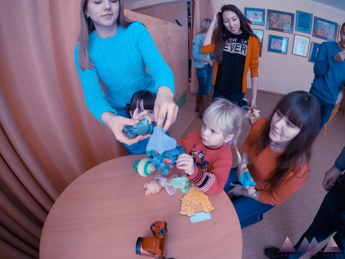 Студенты показали детям кукольный спектакль Фото 3