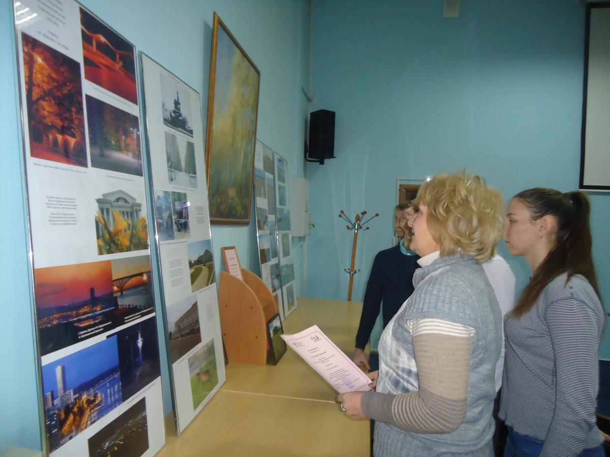 Посещение фотовыставки к 80-летию Саратовской области Фото 3