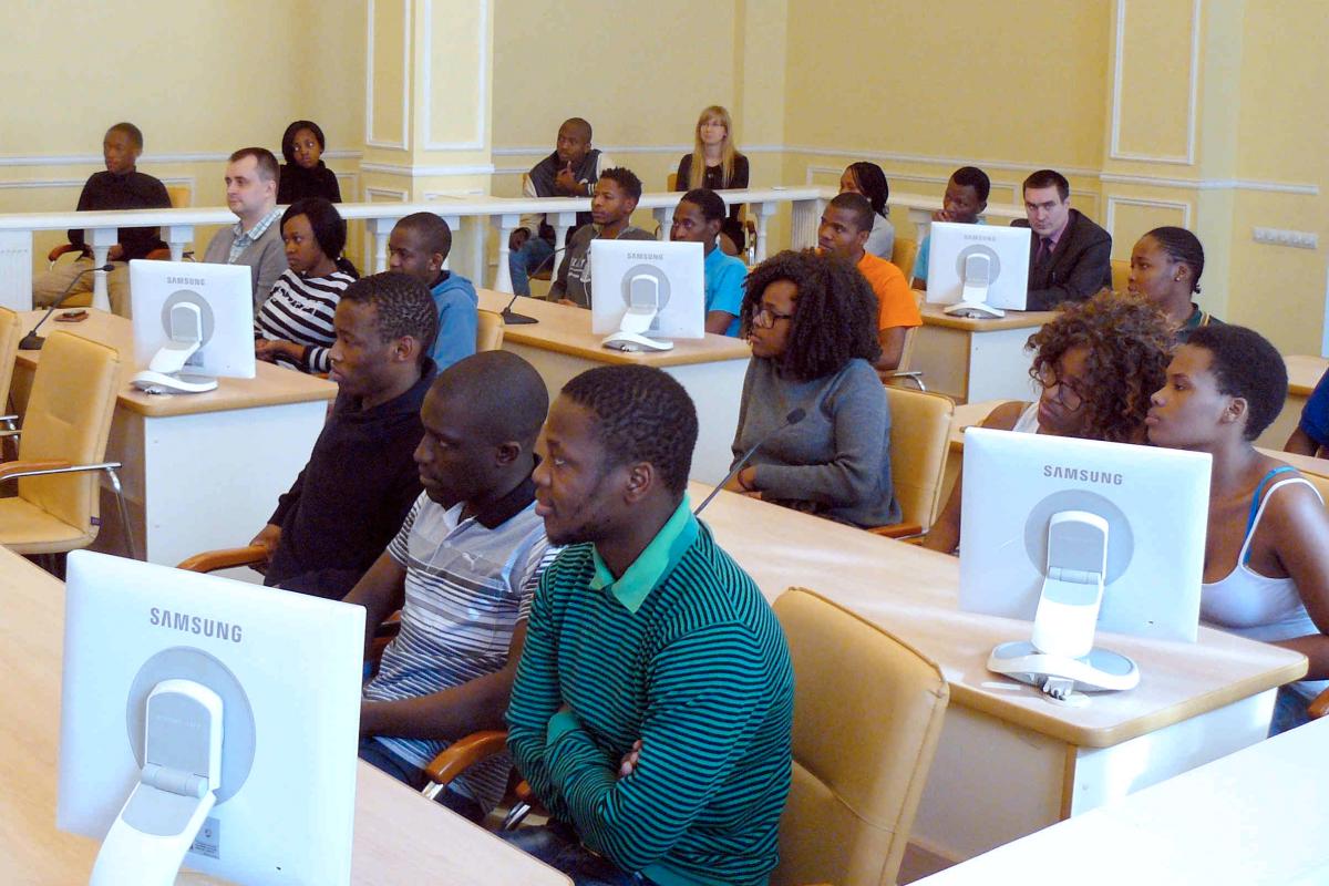 Встреча иностранных слушателей  и студентов из ЮАР с ректором университета Фото 2