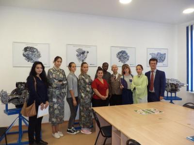 Иностранные студенты на открытии класса японской компании «Субару»