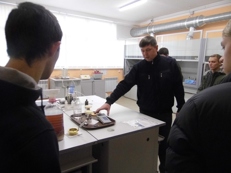 Мастер-класс  в лаборатории контроля качества топлива и смазочных материалов для учащихся монтажного техникума Фото 1