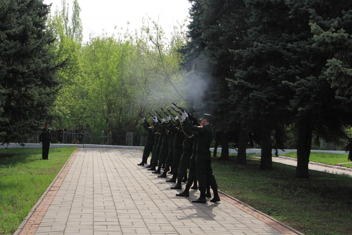 На Воскресенском кладбище г. Саратова почтили память павших воинов Фото 4