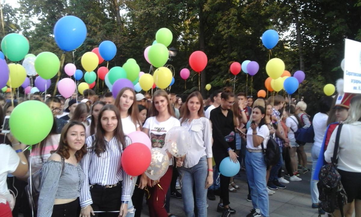 Доцент Садилов И.В. со студентами кураторской группы Б-Эв-102 на празднике 