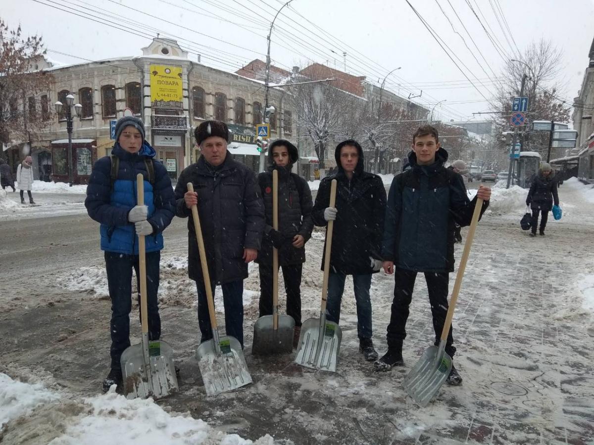 Волонтеры СГАУ вышли на расчистку снега Фото 1