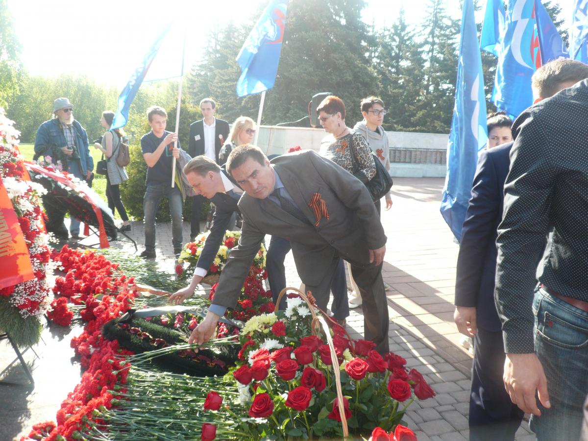 Возложения цветов к Мемориалу защитникам Отечества Фото 2