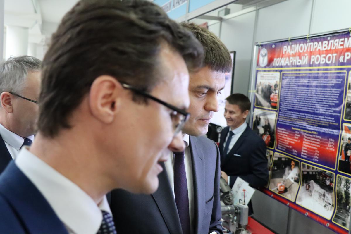Министр науки и высшего образования РФ Михаил Котюков посетил выставку разработок ученых университета Фото 4