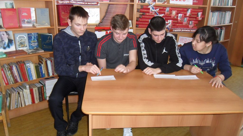Пугачевским студентам рассказали об основах избирательного права Фото 3