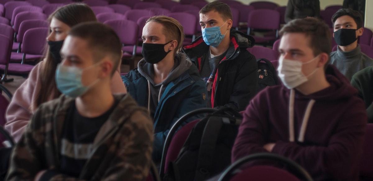 Саратовские полицейские встретились с обучающимися колледжа в рамках акции «Студенческий десант» Фото 1