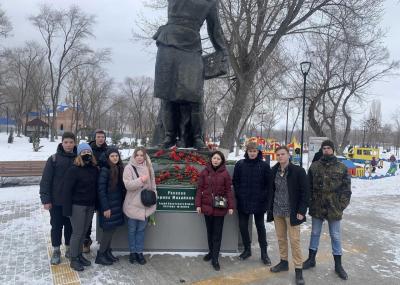 Активисты СГАУ возложили цветы к памятнику летчице-штурману