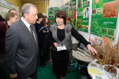 В Правительстве области прошла выставка предприятий аграрной науки и ведущих растениеводческих хозяйств