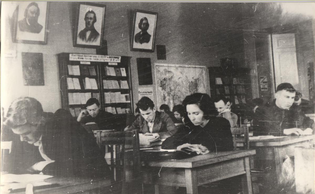Читальный зал библиотеки 1939 г.