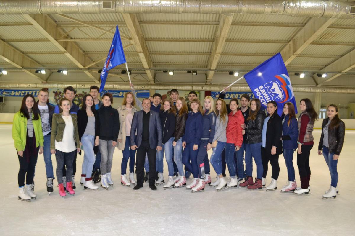 Студенты СГАУ и ФТК покатались на коньках Фото 1