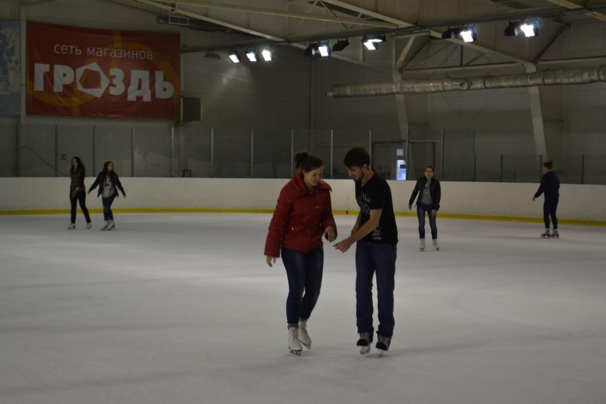 Студенты СГАУ и ФТК покатались на коньках Фото 5