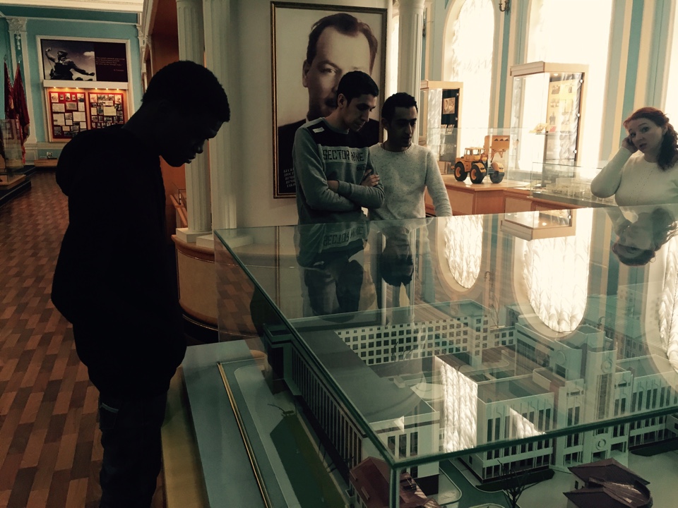 Посещение музея истории СГАУ преподавателями Н.В.Любезновой и И.С.Выходцевой вместе с иностранными студентами Фото 4