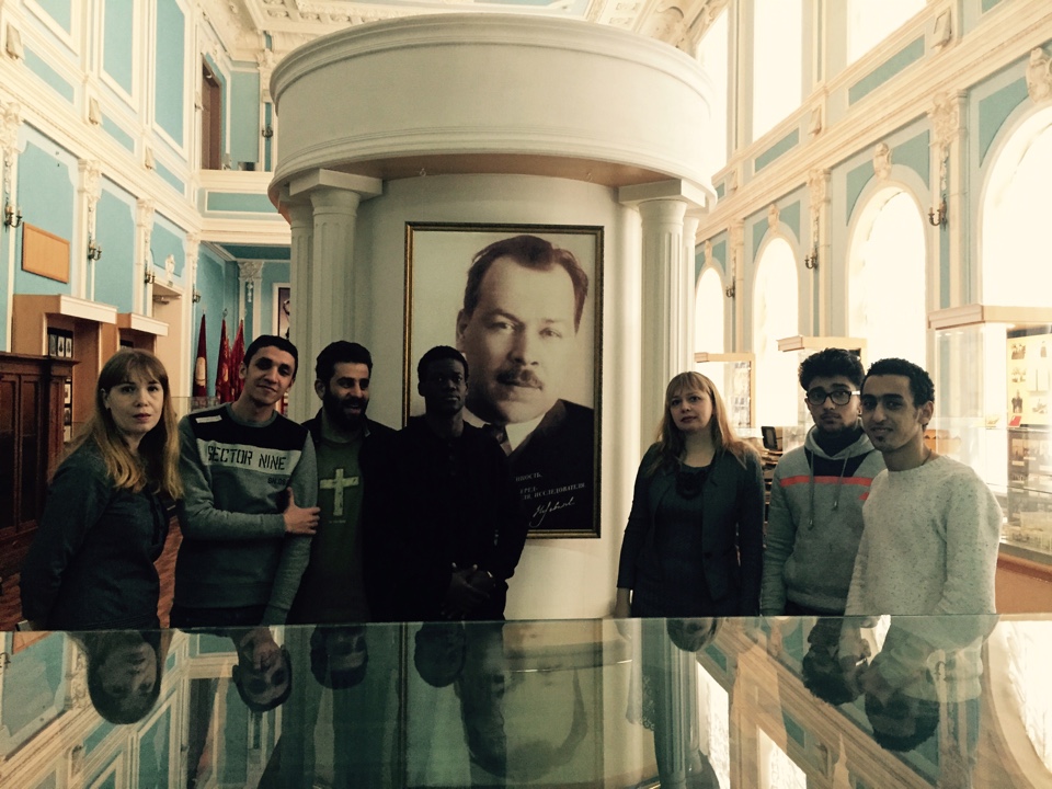 Посещение музея истории СГАУ преподавателями Н.В.Любезновой и И.С.Выходцевой вместе с иностранными студентами