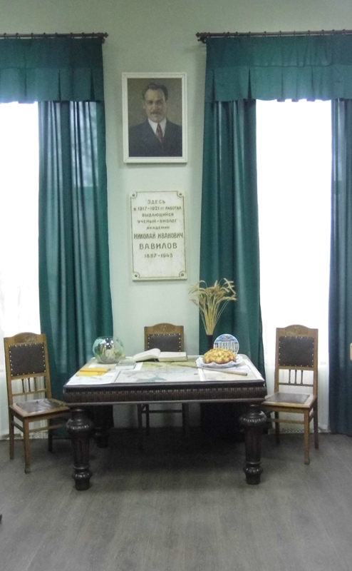 Экскурсия студентов первого курса в кабинет-музей Н. И. Вавилова