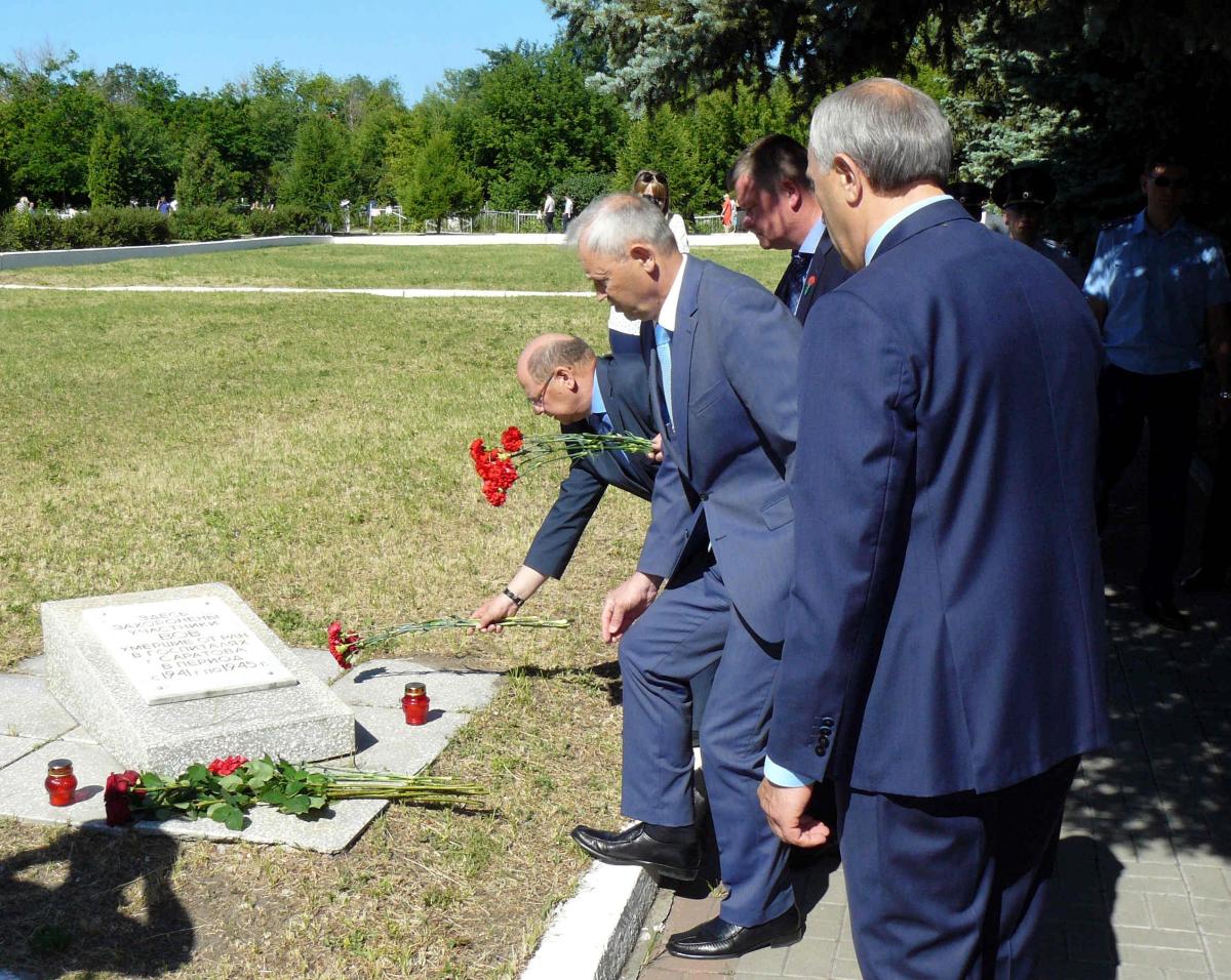 22 июня 2018 г. саратовцы возложили цветы к "Воину-освободителю" Фото 5