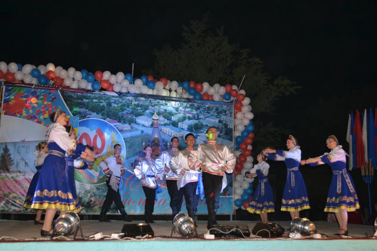 Ансамбль народного танца "Реванш" принял участие в праздновании 90-летия Озинского района Фото 1