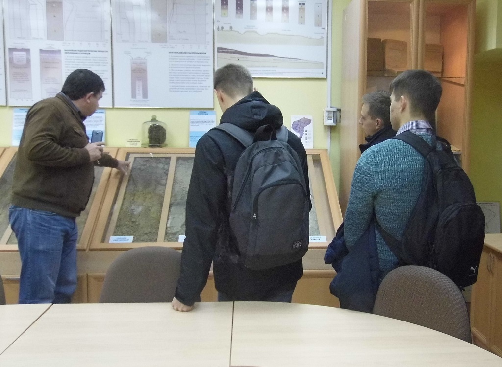 Посещение студентами первого курса почвенно-геологического музея Фото 2