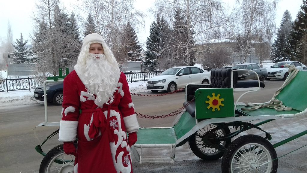Обучающиеся Пугачёвского филиала  приняли участие в праздничном шествии Дедов Морозов и Снегурочек Фото 1
