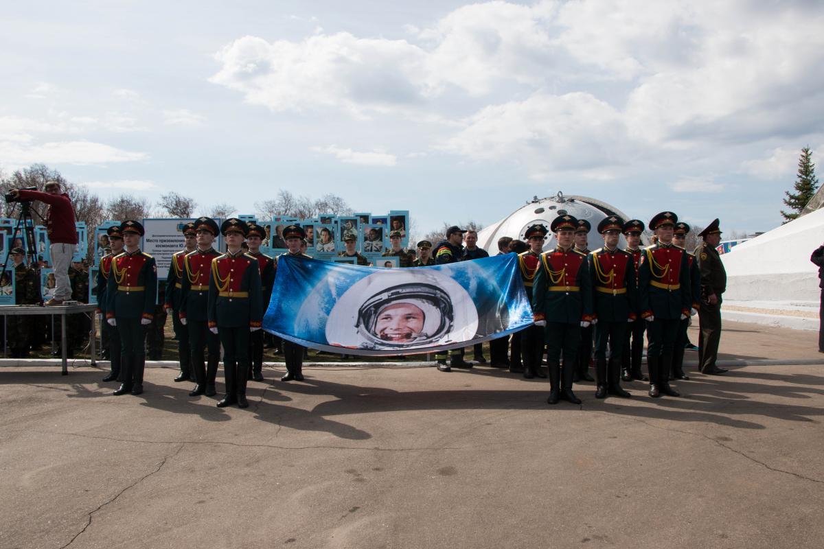 В День космонавтики саратовцы сажали ель и вспоминали Гагарина. Фото 10