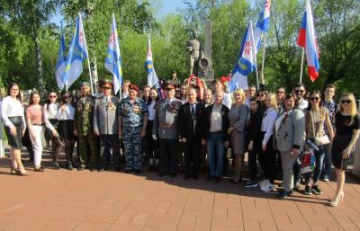 Торжественная церемония возложения цветов к монументу «Воин-Освободитель» на мемориальном комплексе «Братская могила»