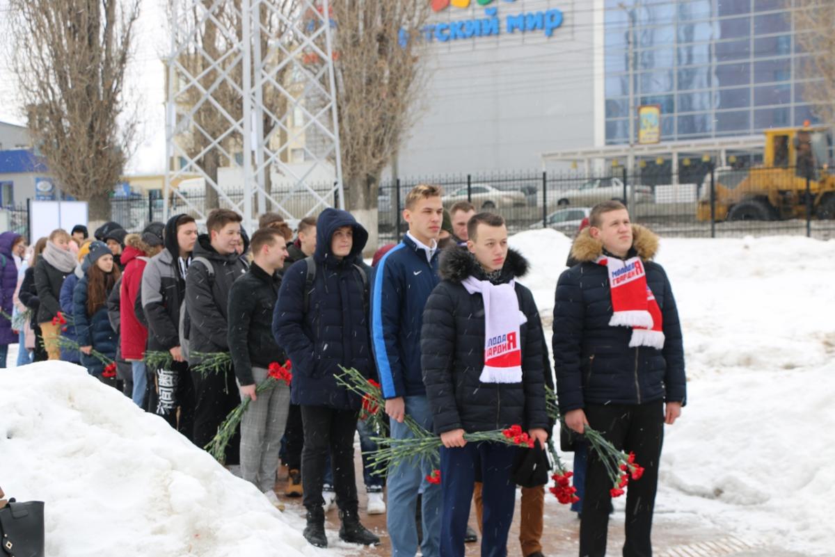 Активисты СГАУ возложили цветы к памятнику летчице-штурману. Фото 1