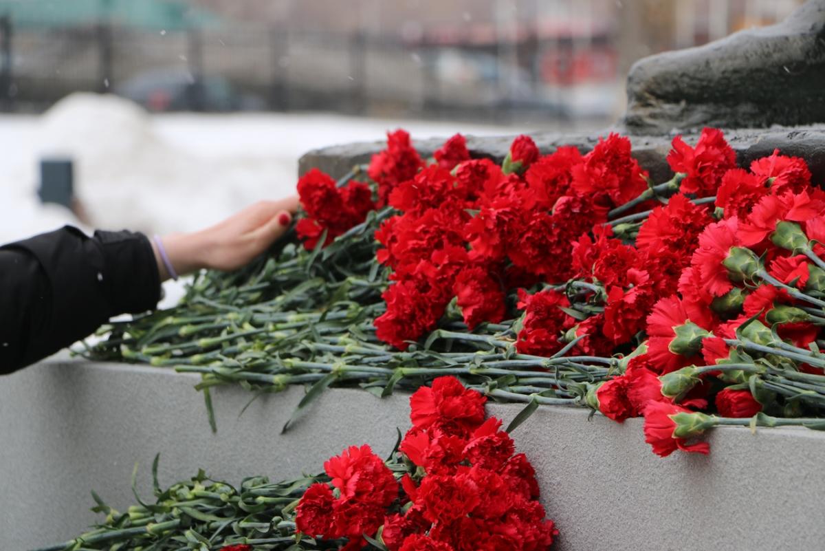 Активисты СГАУ возложили цветы к памятнику летчице-штурману. Фото 3