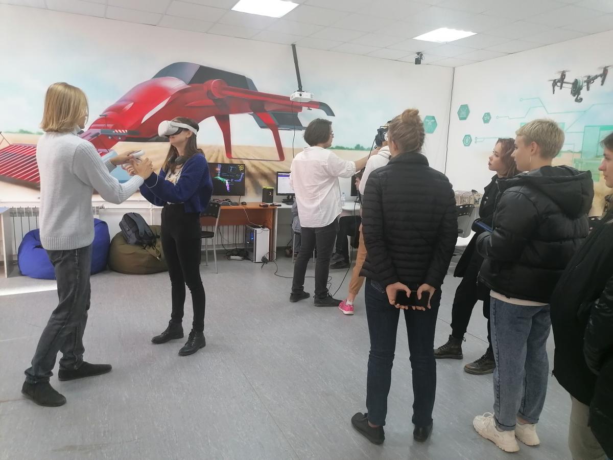 Посещение Центра роботехники Саратовского ГАУ в рамках кураторского часа Фото 8