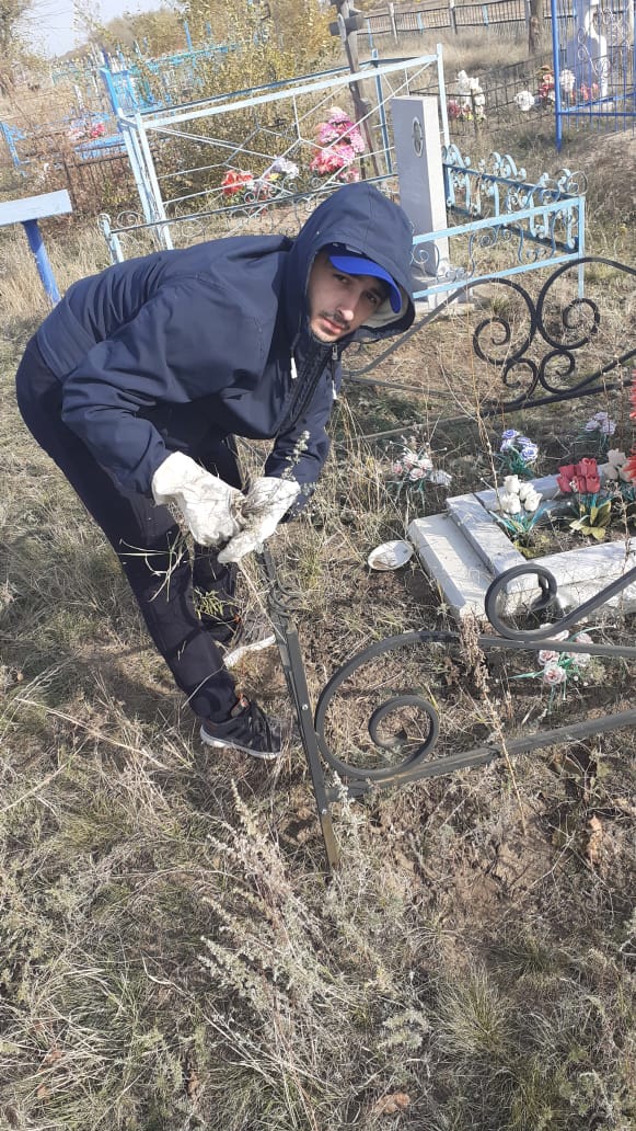 Студенты Краснокутского зооветеринарного техникума облагородили могилы ветеранов. Фото 1