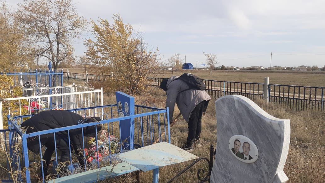 Студенты Краснокутского зооветеринарного техникума облагородили могилы ветеранов. Фото 4