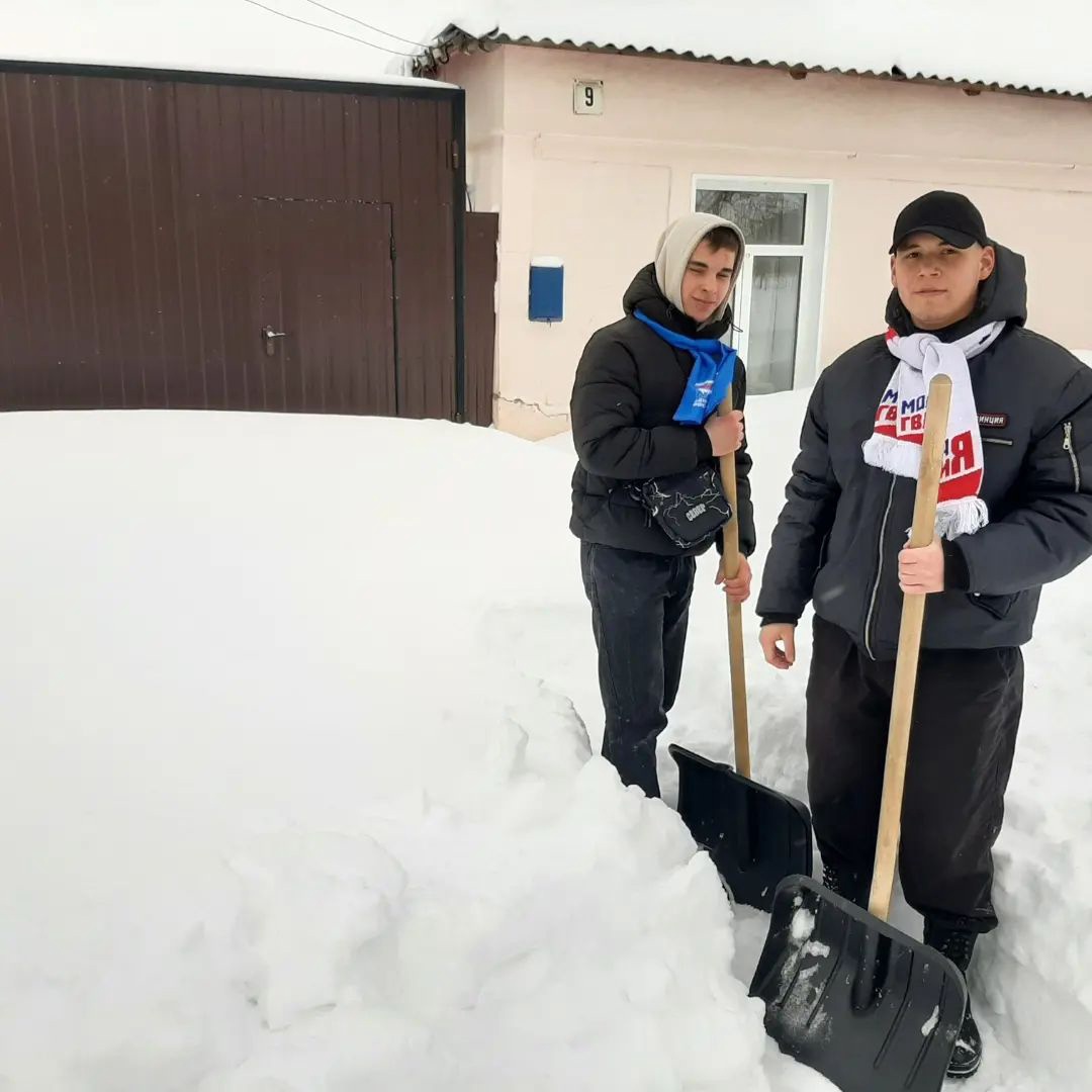 Помощь волонтеров Краснокутского зооветеринарного техникума в уборке снега. Фото 2