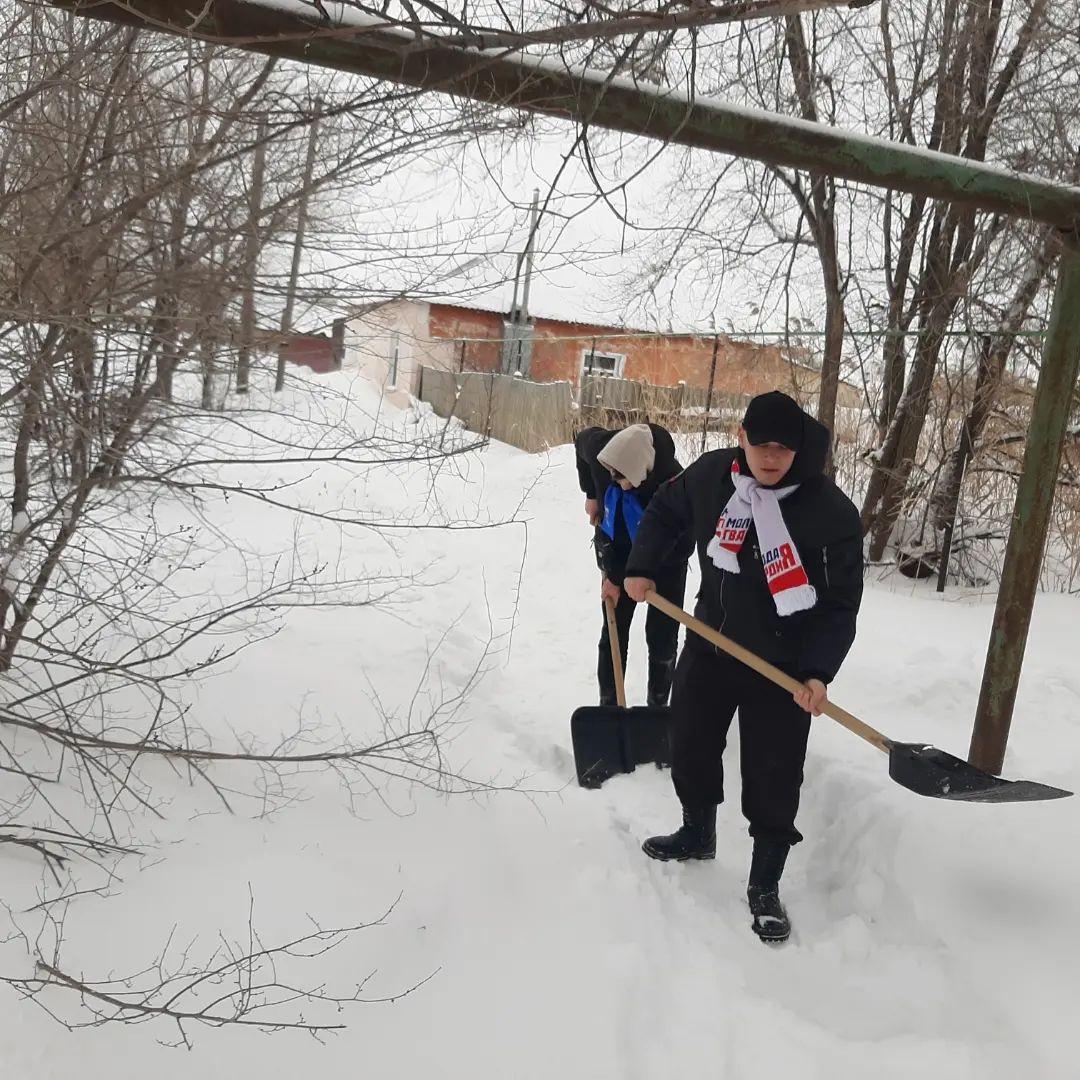 Помощь волонтеров Краснокутского зооветеринарного техникума в уборке снега. Фото 3