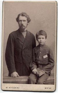 Саша Богомолец с отцом перед поездкой в Сибирь на свидание с матерью. Киев, 1890—1891 гг.